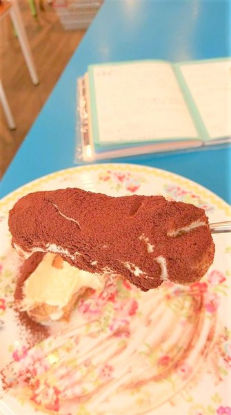 Cath's Cafe：Cath's Cafe-中山站巷弄內的服飾咖啡館  結合服飾販賣和咖啡店  逛累了可以上樓吃點心  餐點都好優  而且環境超美  女孩們絕對捨不得走了~(附菜單