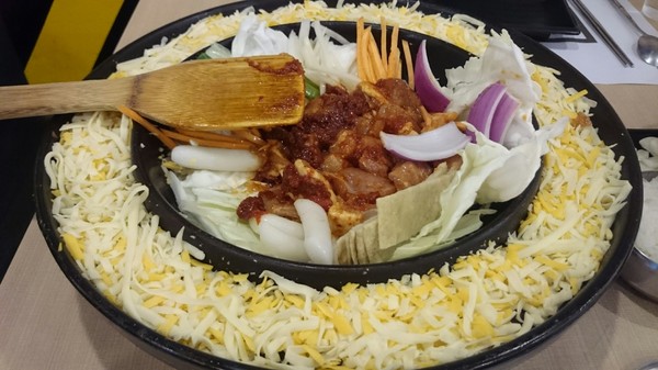 OMAYA春川炒雞(高雄博愛)：高雄OMAYA乳溝起司春川炒雞~滿滿的起司~真是太罪惡了~