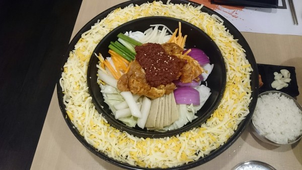 OMAYA春川炒雞(高雄博愛)：高雄OMAYA乳溝起司春川炒雞~滿滿的起司~真是太罪惡了~