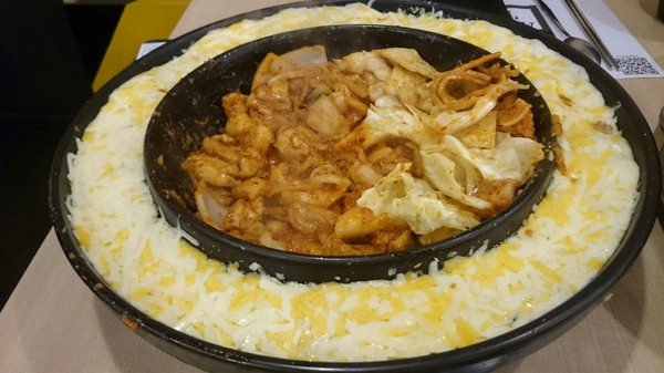 OMAYA春川炒雞(高雄博愛)：高雄OMAYA乳溝起司春川炒雞~滿滿的起司~真是太罪惡了~