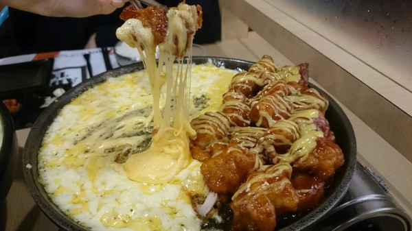 OMAYA春川炒雞(高雄博愛)：高雄OMAYA乳溝起司春川炒雞~滿滿的起司~真是太罪惡了~