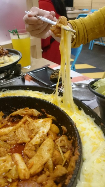 OMAYA春川炒雞(高雄博愛)：高雄OMAYA乳溝起司春川炒雞~滿滿的起司~真是太罪惡了~