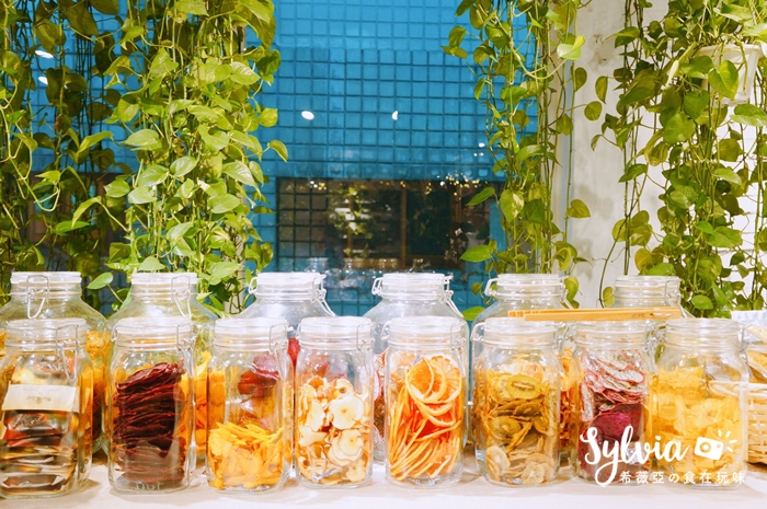 【台北東區】樂福REVEL Eatery & Juice Bar，城市巷弄裡的清新小綠地餐廳～