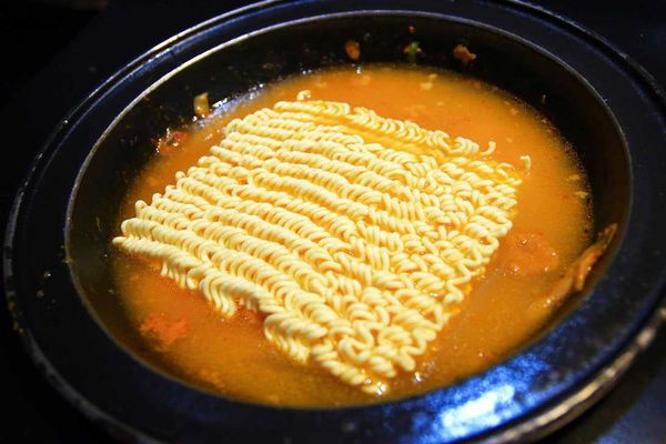 【新莊餐廳】劉震川日韓大食館-超大份量的韓日火鍋一次通吃