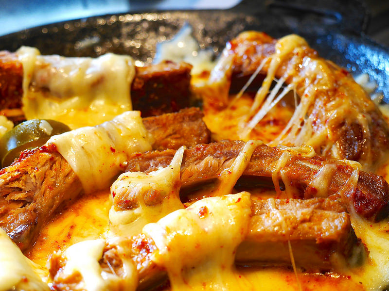 【台北車站美食】《K棒韓式料理》韓國時尚潮流餐飲～聚餐部隊鍋x烤豬五花x起司料理x哈密瓜冰x啤酒冰沙x點滴飲料x彩虹刨冰|這麼殺底片的餐點哪裡有?!（四人套餐可省一千!!!）