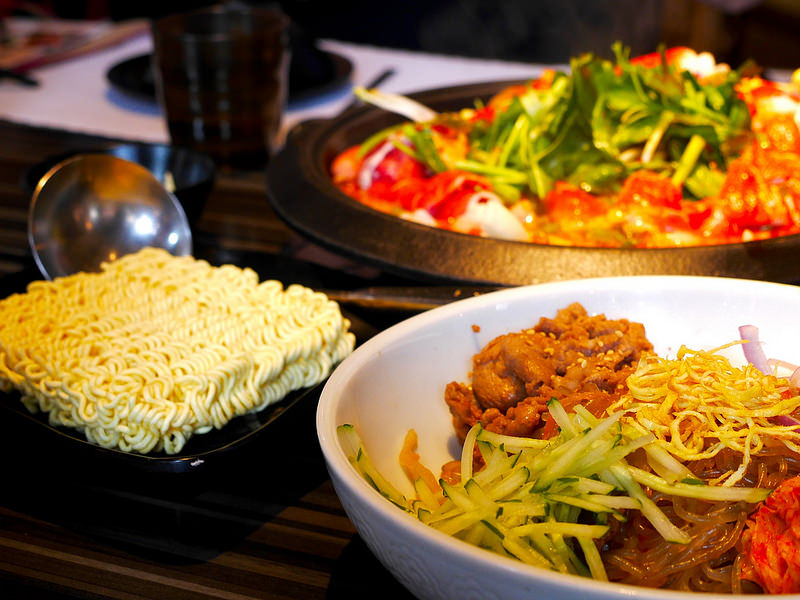 【台北車站美食】《K棒韓式料理》韓國時尚潮流餐飲～聚餐部隊鍋x烤豬五花x起司料理x哈密瓜冰x啤酒冰沙x點滴飲料x彩虹刨冰|這麼殺底片的餐點哪裡有?!（四人套餐可省一千!!!）