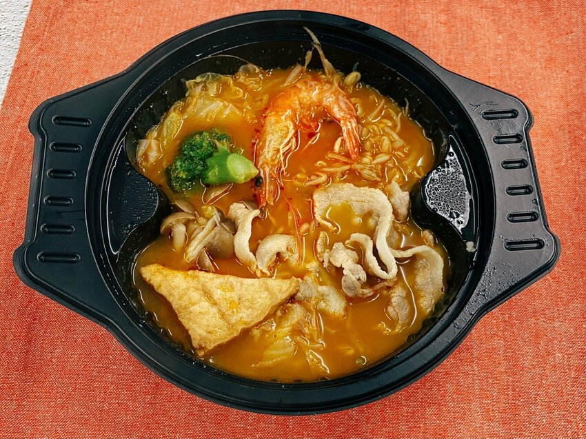 【超商聯名】”全家超商”與”MAMAK檔”星馬料理,聯名推出「叻沙海陸鍋」微波4分鐘即可享用熱呼呼香辣南洋美食