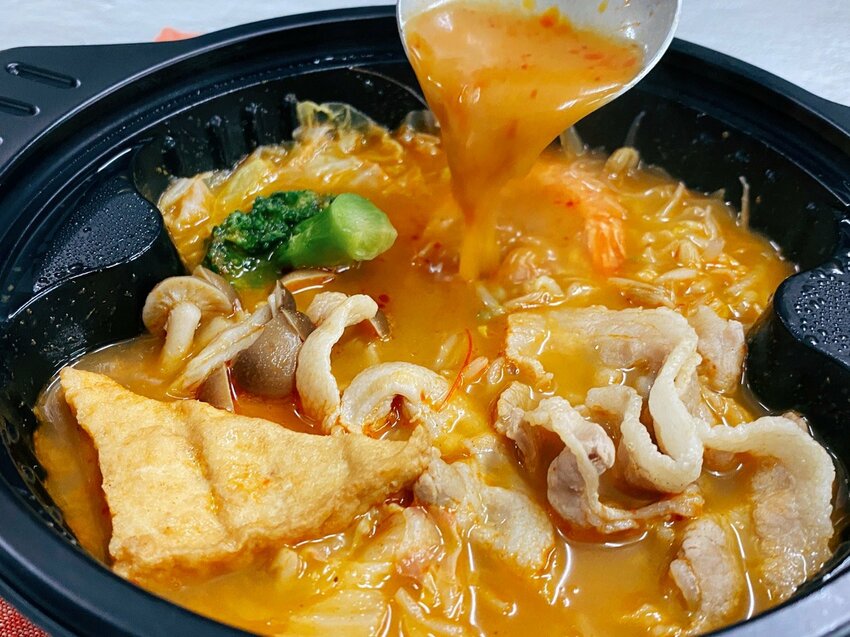 【超商聯名】”全家超商”與”MAMAK檔”星馬料理,聯名推出「叻沙海陸鍋」微波4分鐘即可享用熱呼呼香辣南洋美食