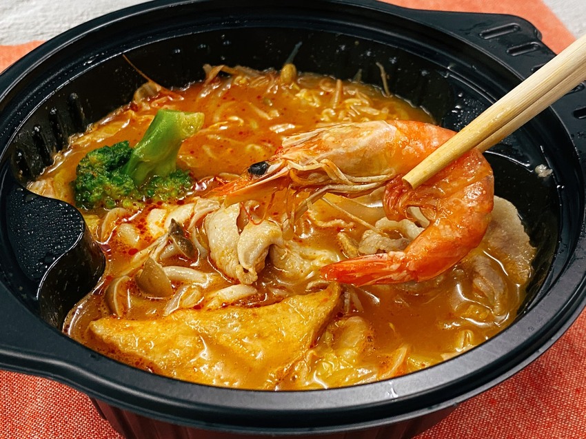 【超商聯名】”全家超商”與”MAMAK檔”星馬料理,聯名推出「叻沙海陸鍋」微波4分鐘即可享用熱呼呼香辣南洋美食