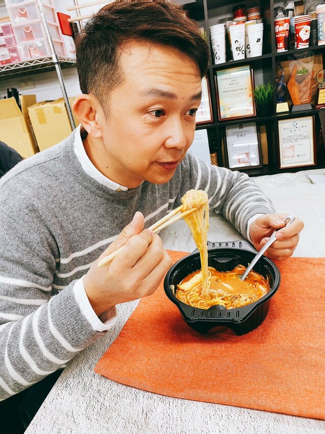 【超商聯名】”全家超商”與”MAMAK檔”星馬料理,聯名推出「叻沙海陸鍋」微波4分鐘即可享用熱呼呼香辣南洋美食