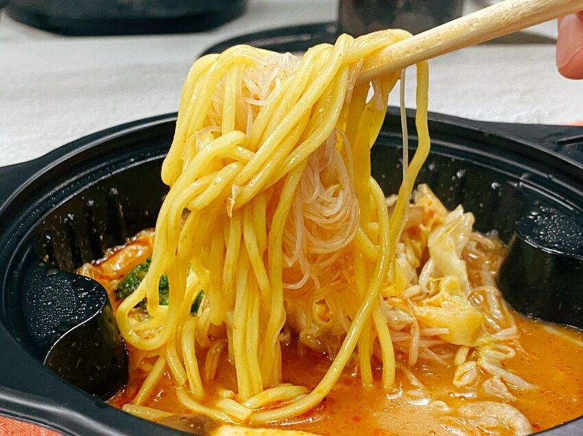 【超商聯名】”全家超商”與”MAMAK檔”星馬料理,聯名推出「叻沙海陸鍋」微波4分鐘即可享用熱呼呼香辣南洋美食