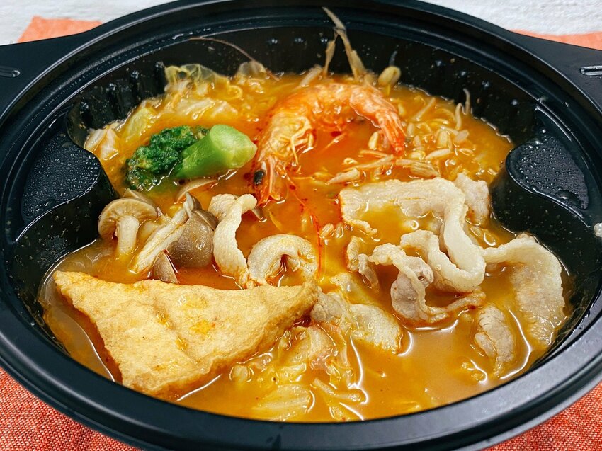 【超商聯名】”全家超商”與”MAMAK檔”星馬料理,聯名推出「叻沙海陸鍋」微波4分鐘即可享用熱呼呼香辣南洋美食