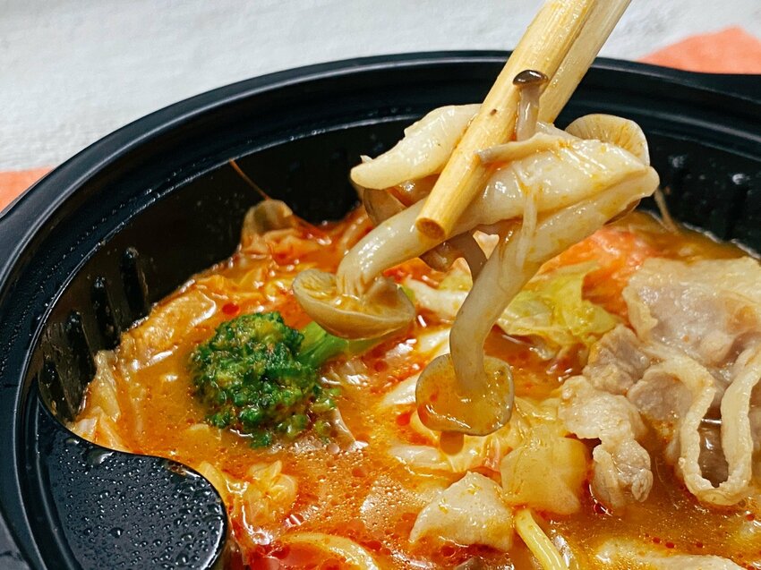 【超商聯名】”全家超商”與”MAMAK檔”星馬料理,聯名推出「叻沙海陸鍋」微波4分鐘即可享用熱呼呼香辣南洋美食