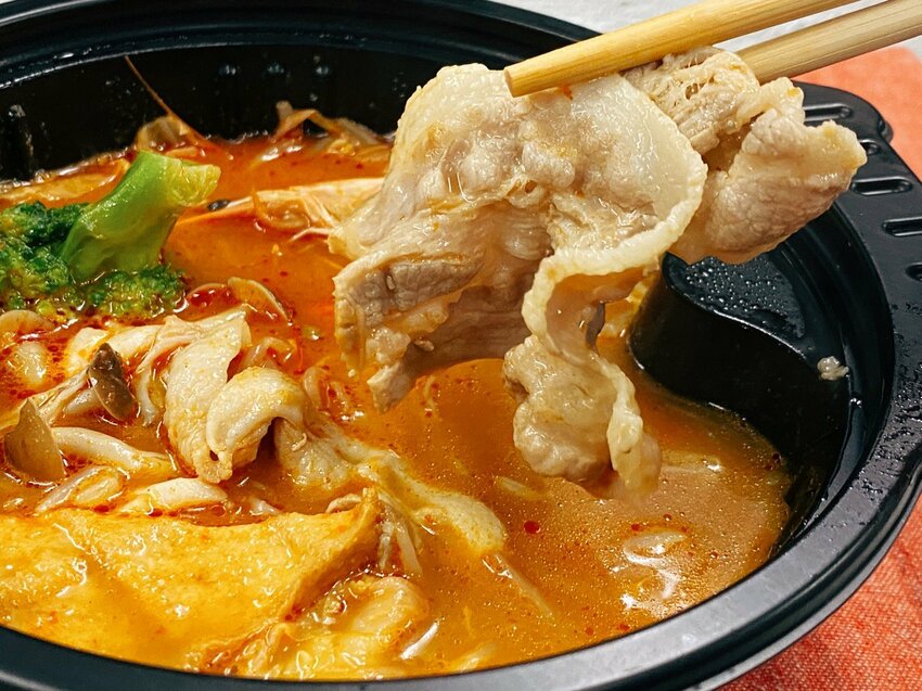 【超商聯名】”全家超商”與”MAMAK檔”星馬料理,聯名推出「叻沙海陸鍋」微波4分鐘即可享用熱呼呼香辣南洋美食