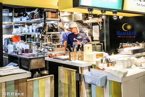 Mamak檔 星馬料理：秋蟹來了！Mamak檔星馬料理。香辣咖哩海鮮叻沙新滋味讓人食指大動~餐後來點巧克力香蕉煎餅好幸福