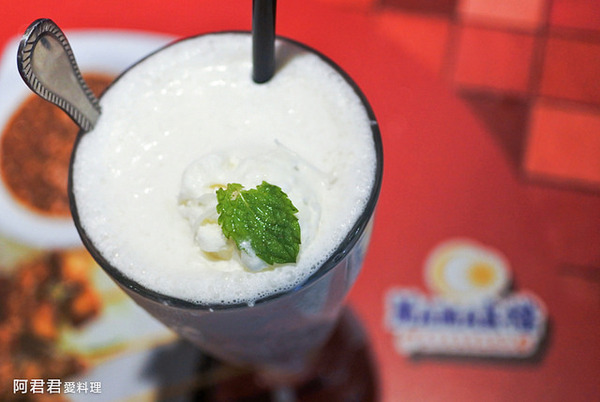 Mamak檔 星馬料理：秋蟹來了！Mamak檔星馬料理。香辣咖哩海鮮叻沙新滋味讓人食指大動~餐後來點巧克力香蕉煎餅好幸福