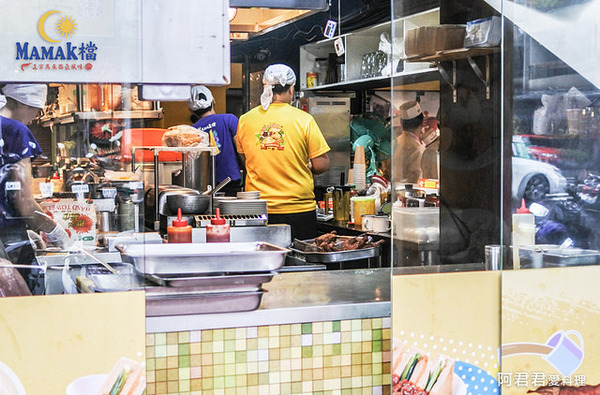 Mamak檔 星馬料理：秋蟹來了！Mamak檔星馬料理。香辣咖哩海鮮叻沙新滋味讓人食指大動~餐後來點巧克力香蕉煎餅好幸福