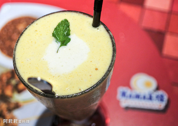 Mamak檔 星馬料理：秋蟹來了！Mamak檔星馬料理。香辣咖哩海鮮叻沙新滋味讓人食指大動~餐後來點巧克力香蕉煎餅好幸福