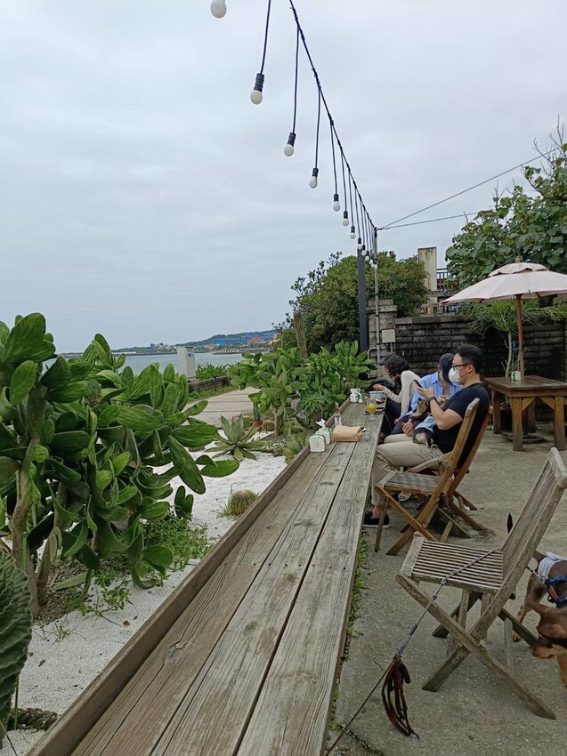 【新北.三芝】北海岸景觀餐廳推薦。公雞咖啡。食物好吃+淺水灣海景第一排+超級寵物友善