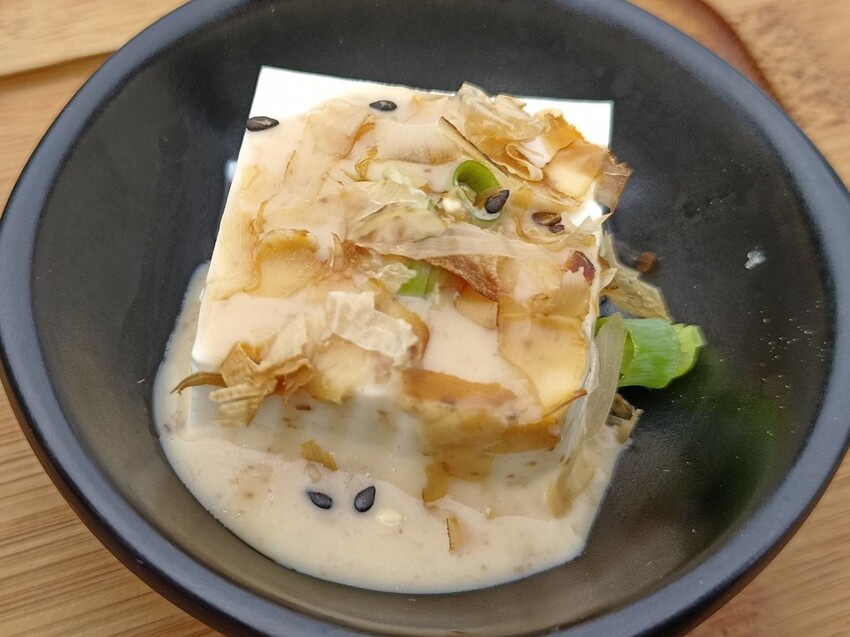 【新北.三芝】北海岸景觀餐廳推薦。公雞咖啡。食物好吃+淺水灣海景第一排+超級寵物友善