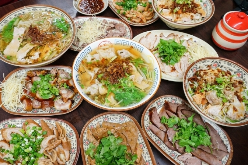 這家麵店獨特煙燻小菜也太美味了吧 招牌三角肉 豬尾巴 豬肝等小菜超好吃-慶豐麵店 花蓮吉安美食 