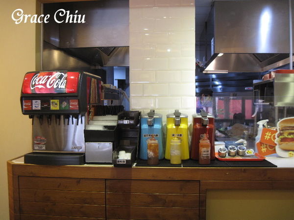 CaliBurger Caliburger 捷運西門站 西門町漢堡 梁靜茹 CaliBurger Caliburger 捷運西門站 西門町漢堡 梁靜茹