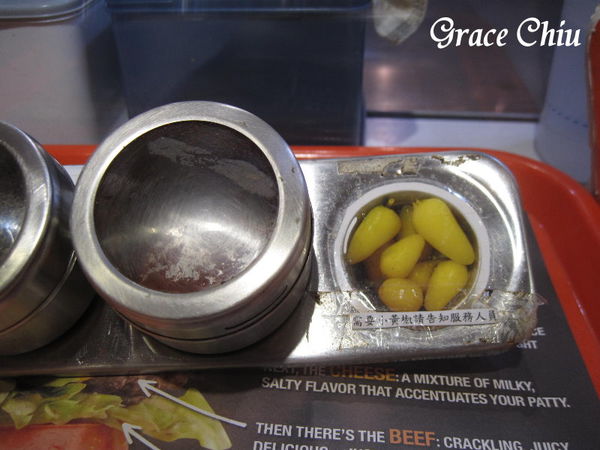 泡椒 CaliBurger Caliburger 捷運西門站 西門町漢堡 梁靜茹 泡椒 CaliBurger Caliburger 捷運西門站 西門町漢堡 梁靜茹