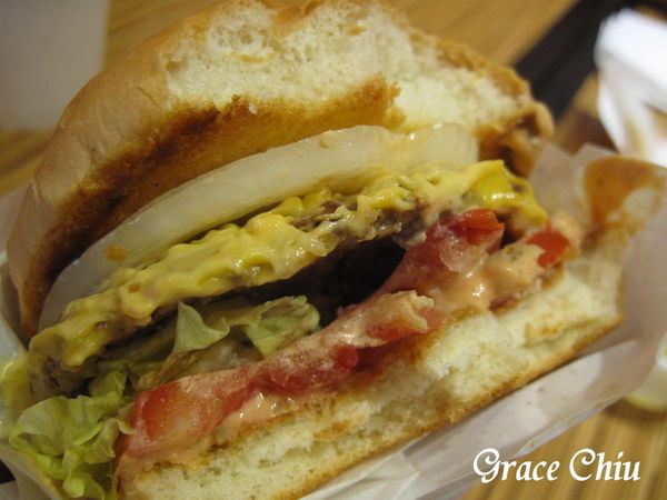 牛肉堡 CaliBurger Caliburger 捷運西門站 西門町漢堡 梁靜茹 牛肉堡 CaliBurger Caliburger 捷運西門站 西門町漢堡 梁靜茹