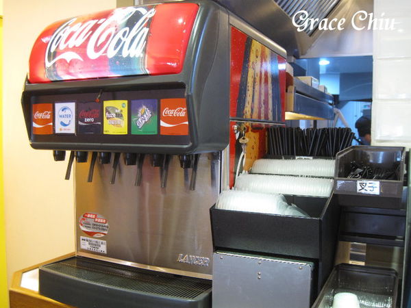 CaliBurger Caliburger 捷運西門站 西門町漢堡 梁靜茹 CaliBurger Caliburger 捷運西門站 西門町漢堡 梁靜茹