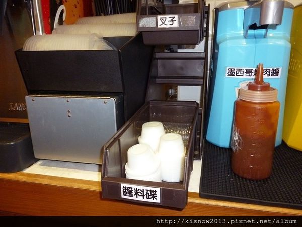 漢堡10-醬料碟和叉子.JPG