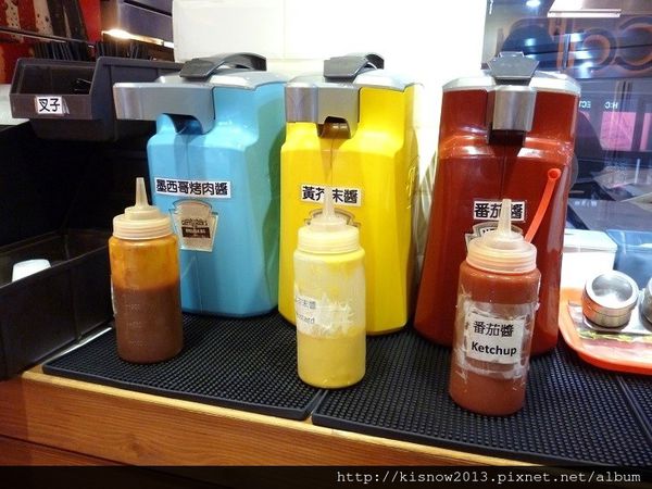 漢堡9-醬料枱.JPG