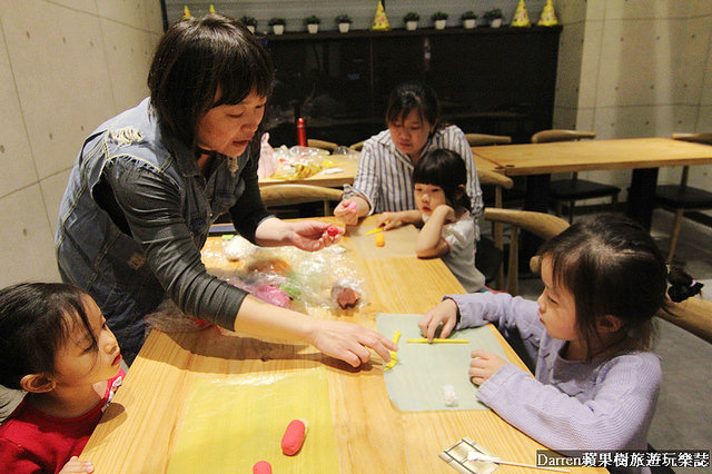『桃園親子餐廳推薦』夢工場親子主題餐廳★室內大型球池溜滑梯遊戲區親子DIY玩瘋了套餐下午茶也很有水準/桃園中正藝文特區商圈美食(文末有活動送免費兒童餐)