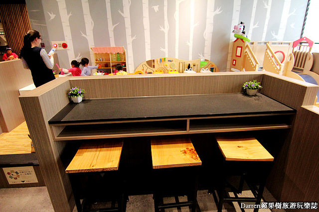 『桃園親子餐廳推薦』夢工場親子主題餐廳★室內大型球池溜滑梯遊戲區親子DIY玩瘋了套餐下午茶也很有水準/桃園中正藝文特區商圈美食(文末有活動送免費兒童餐)