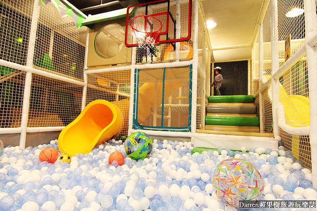 『桃園親子餐廳推薦』夢工場親子主題餐廳★室內大型球池溜滑梯遊戲區親子DIY玩瘋了套餐下午茶也很有水準/桃園中正藝文特區商圈美食(文末有活動送免費兒童餐)