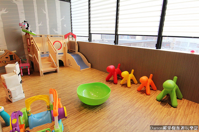 『桃園親子餐廳推薦』夢工場親子主題餐廳★室內大型球池溜滑梯遊戲區親子DIY玩瘋了套餐下午茶也很有水準/桃園中正藝文特區商圈美食(文末有活動送免費兒童餐)