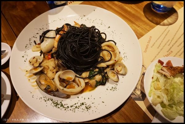 尼尼義大利餐廳-辣味海鮮墨魚黑麵.JPG