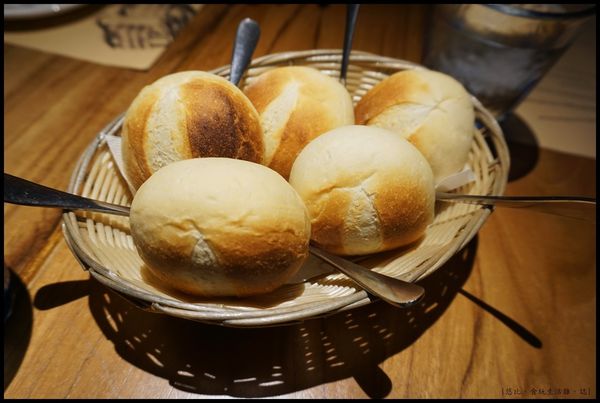 尼尼義大利餐廳-餐前麵包.JPG