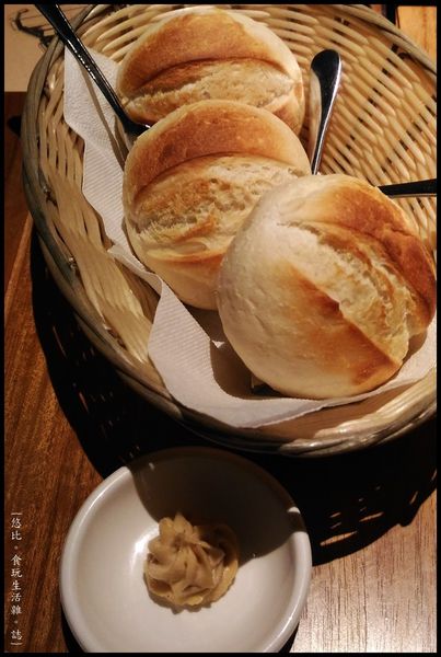 尼尼義大利餐廳-餐前麵包抹醬.jpg