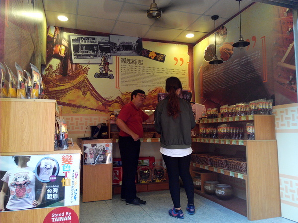 吳萬春蜜餞(武廟店)： 【臺南Ω中西區】吳萬春蜜餞。巷弄中的古早味「鹹酸甜」，蜜餞、果乾、脆片應有盡有