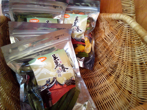 吳萬春蜜餞(武廟店)： 【臺南Ω中西區】吳萬春蜜餞。巷弄中的古早味「鹹酸甜」，蜜餞、果乾、脆片應有盡有