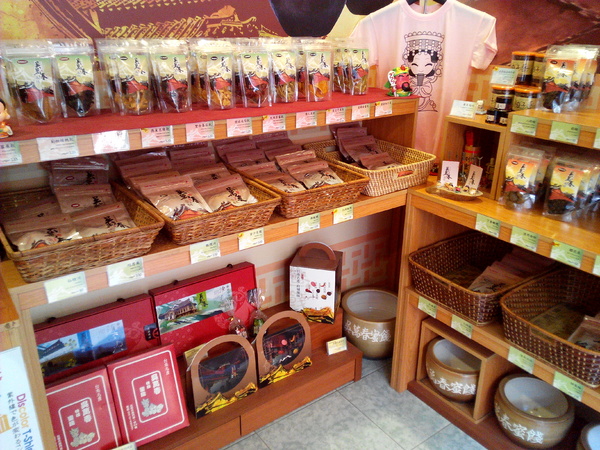 吳萬春蜜餞(武廟店)： 【臺南Ω中西區】吳萬春蜜餞。巷弄中的古早味「鹹酸甜」，蜜餞、果乾、脆片應有盡有