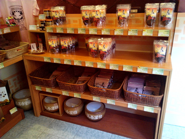 吳萬春蜜餞(武廟店)： 【臺南Ω中西區】吳萬春蜜餞。巷弄中的古早味「鹹酸甜」，蜜餞、果乾、脆片應有盡有