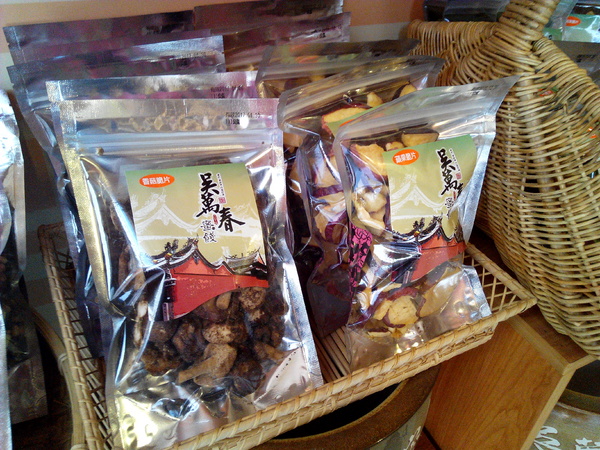 吳萬春蜜餞(武廟店)： 【臺南Ω中西區】吳萬春蜜餞。巷弄中的古早味「鹹酸甜」，蜜餞、果乾、脆片應有盡有