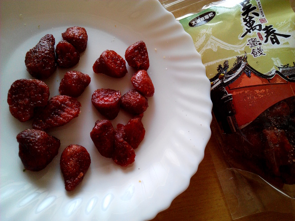 吳萬春蜜餞(武廟店)： 【臺南Ω中西區】吳萬春蜜餞。巷弄中的古早味「鹹酸甜」，蜜餞、果乾、脆片應有盡有