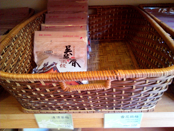 吳萬春蜜餞(武廟店)： 【臺南Ω中西區】吳萬春蜜餞。巷弄中的古早味「鹹酸甜」，蜜餞、果乾、脆片應有盡有