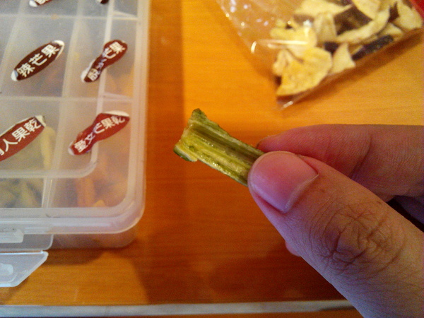 吳萬春蜜餞(武廟店)： 【臺南Ω中西區】吳萬春蜜餞。巷弄中的古早味「鹹酸甜」，蜜餞、果乾、脆片應有盡有