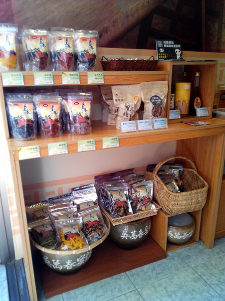 吳萬春蜜餞(武廟店)： 【臺南Ω中西區】吳萬春蜜餞。巷弄中的古早味「鹹酸甜」，蜜餞、果乾、脆片應有盡有