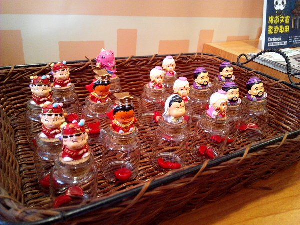 吳萬春蜜餞(武廟店)： 【臺南Ω中西區】吳萬春蜜餞。巷弄中的古早味「鹹酸甜」，蜜餞、果乾、脆片應有盡有