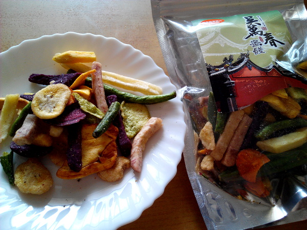 吳萬春蜜餞(武廟店)： 【臺南Ω中西區】吳萬春蜜餞。巷弄中的古早味「鹹酸甜」，蜜餞、果乾、脆片應有盡有