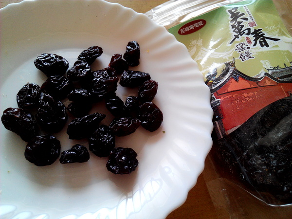 吳萬春蜜餞(武廟店)： 【臺南Ω中西區】吳萬春蜜餞。巷弄中的古早味「鹹酸甜」，蜜餞、果乾、脆片應有盡有